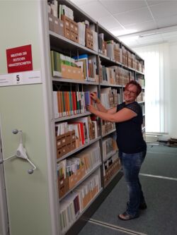 Abb.: Die Bibliothek der deutschen Heimatzeitschriften des IfL mit der Bearbeiterin Jeanette Thiele, Foto: Kerstin Zschunke (IfL)