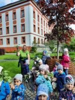 Fröhliche Fliedergrüße von den Kindern aus der Kindertagesstätte Panschwitz-Kuckau und der Verantwortlichen für den Klostergarten, Antje Meiser